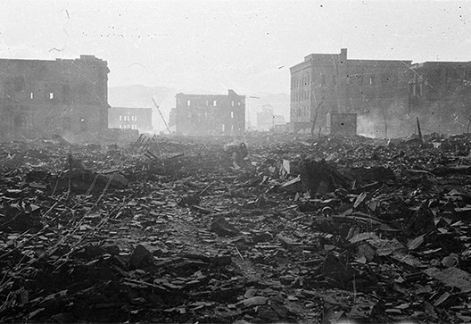 広島の月刊わしら：1945年8月7日の広島(同じ場所で回転し、反対側を撮った)