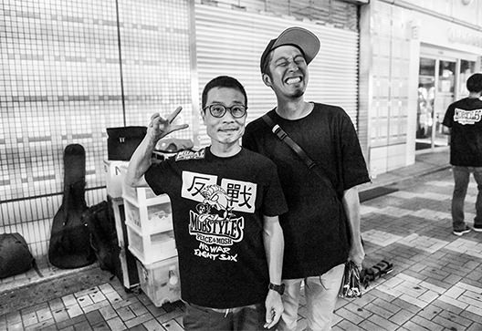 広島の月刊わしら：日刊わしら編集部キムラミチタとHUSKING BEE磯部さんのツーショット