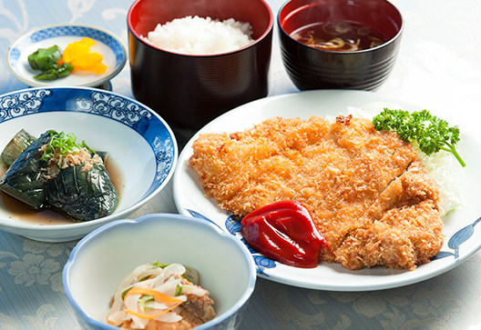 広島の月刊わしら：料理は定食、丼、パフェなどなどとにかく豊富。そしてボリュームがすごい｡