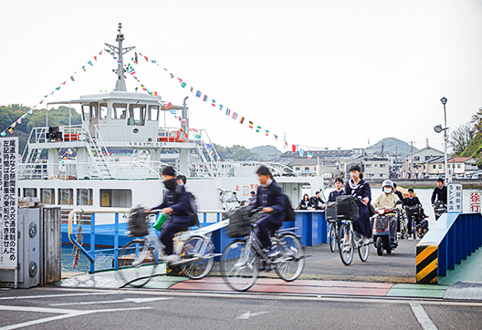 広島の月刊わしら：尾道の朝の通学風景。船が身近にある暮らしもええよね
