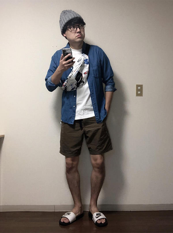 回転寿司屋の待合スペースでイライラしながら待っている夫婦の夫