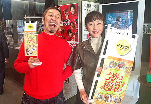 広島の月刊わしら：バーバラこと桑原しおりさんがレポーターとして街の飲食店を取材する