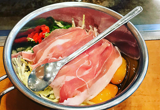 広島の月刊わしら：ボウルに入ってるお好み焼きの具材