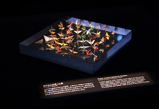 広島の月刊わしら-広島平和記念資料館ガイド：禎子さんが折った鶴／佐々木繁夫・雅弘寄贈