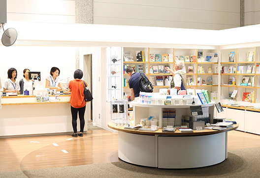 広島の月刊わしら-広島平和記念資料館ガイド：ミュージアムショップ