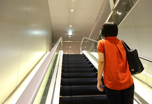 広島の月刊わしら-広島平和記念資料館ガイド：東館3階まで一気に上がるエスカレーター