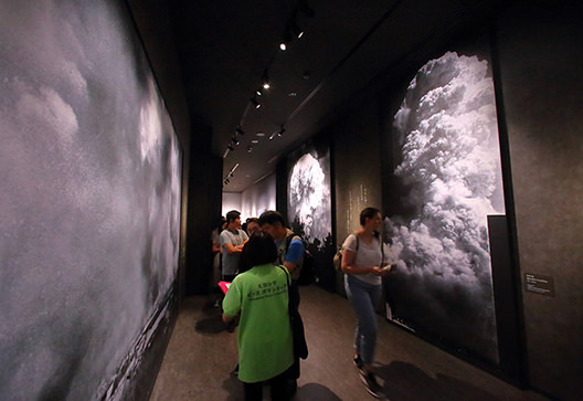 広島の月刊わしら-広島平和記念資料館ガイド：壁目いっぱいの高さまで印刷されたきのこ雲の写真