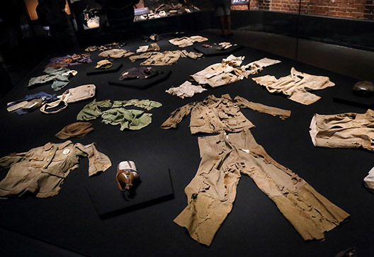 広島の月刊わしら-広島平和記念資料館ガイド：23名分の衣類