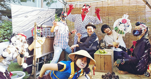 ｢縮景園｣の中庭に設けられた写真撮影スポットで集合写真